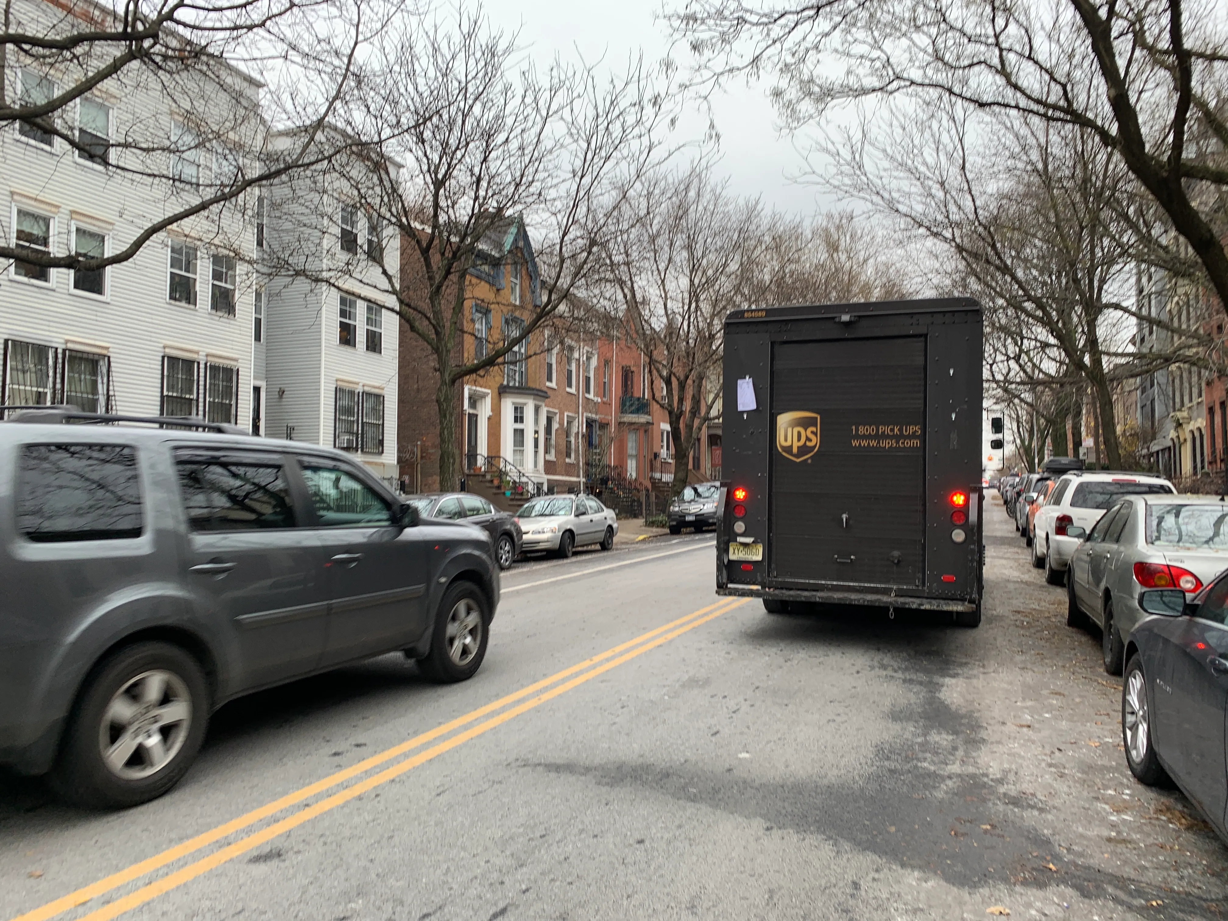Doble Fila en NYC: Qué Revisar Antes de Parar guía de estacionamiento de Spotlink